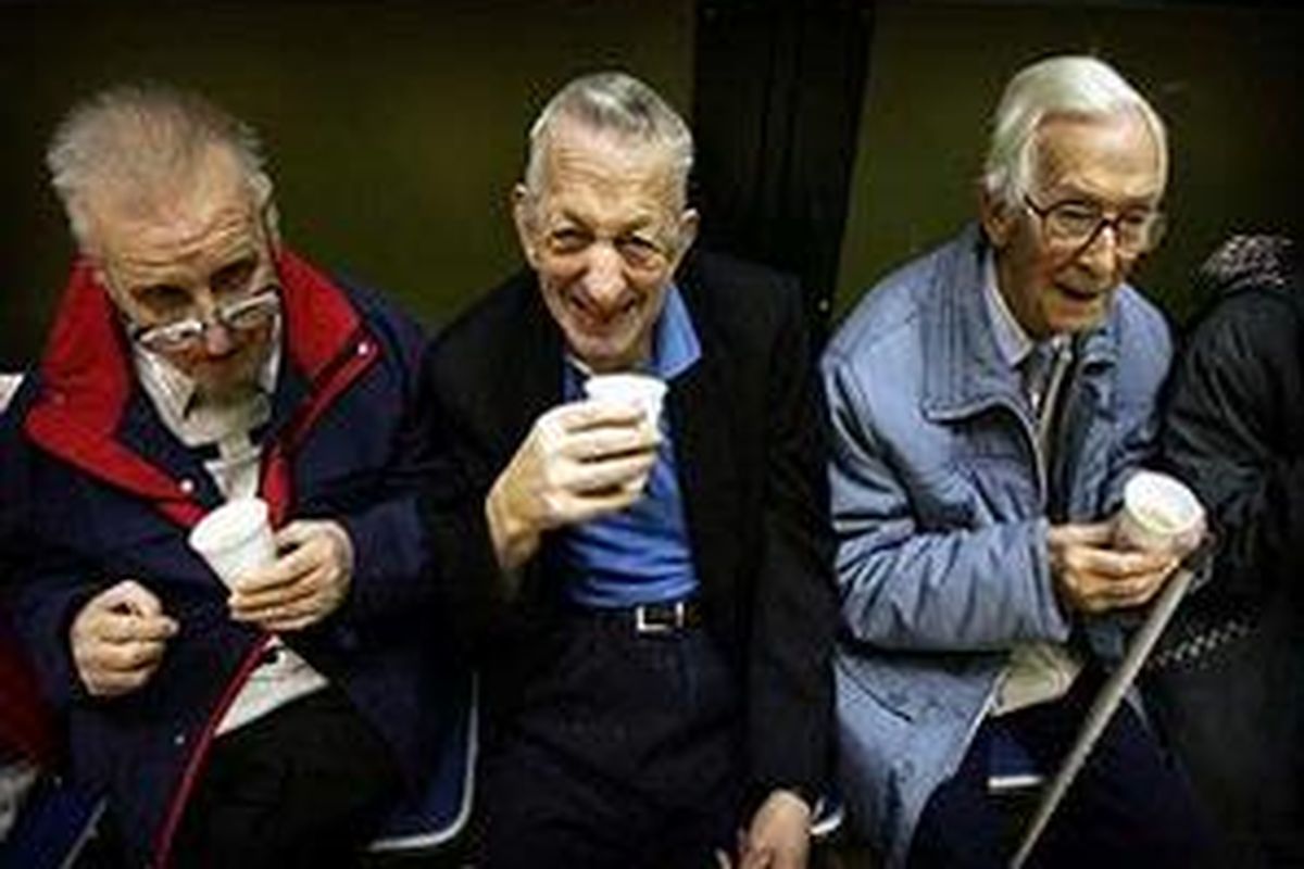 Para pria pensiunan di Skotlandia tengah menikmati teh di sebuah festival. 