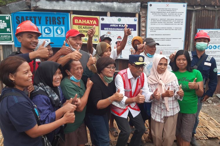 Menhub Budi Karya Sumadi berswafoto dengan warga sekitar pengerjaan proyek jalur ganda KA Solo Balapan-Kadipiro-Kalioso di viaduk Gilingan, Solo, Jawa Tengah, Sabtu (26/11/2022).