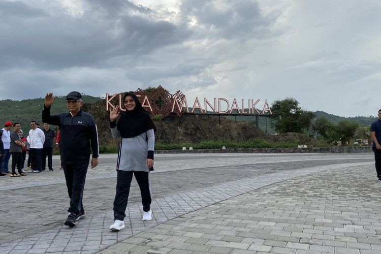 Wakil Presiden Maruf Amin berolahraga pagi di kawasan Pantai Kuta Mandalika, Lombok, Nusa Tenggara Barat, Kamis ((20/2/2020). 