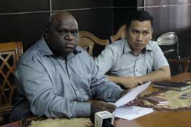 Komisioner Komnas HAM Natalius Pigai saat memberikan keterangan terkait kerusuhan Tanjungbalai, di kantor Komnas HAM, Menteng, Jakarta Pusat, Kamis (11/8/2016).