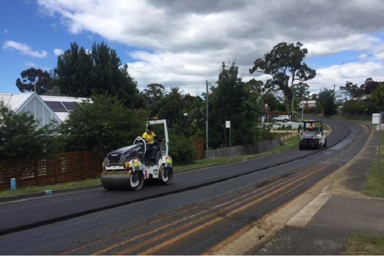 Menurut pemerintah kota Kingborough, Tasmania aspal dari bahan sampah plastik dan kaca ini jauh lebih awet sehingga untuk jangka panjang biayanya lebih murah ketimbang menggunakan aspal biasa.