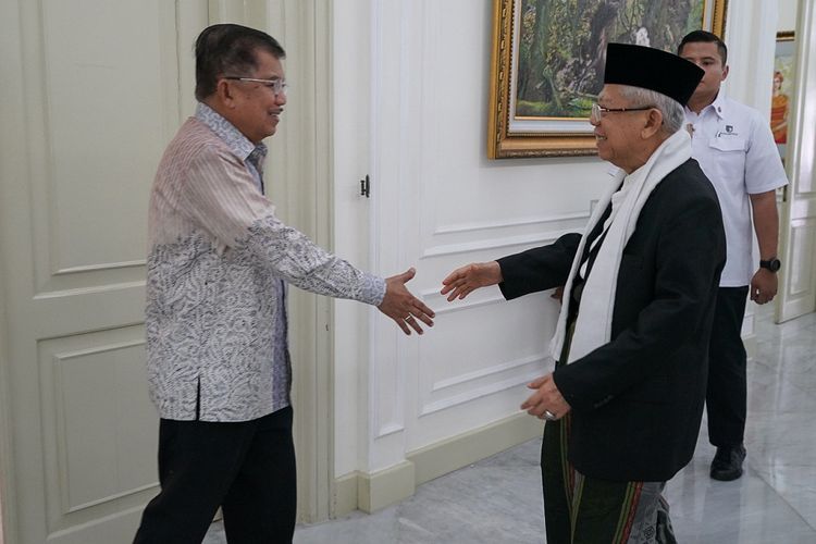 Wakil Presiden Jusuf Kalla (kiri) menyalami Wakil Presiden terpilih Maruf Amin di Istana Wakil Presiden, Jakarta, Jumat (4/10/2019). Jusuf Kalla mengajak Maruf Amin berkeliling dan memperkenalkan suasana Istana Wakil Presiden yang akan segera ditempati oleh wapres terpilih itu. ANTARA FOTO/Setwapres-Jeri Wongiyanto/wpa/foc.  