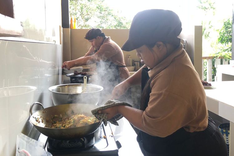 Orang berkebutuhan khusus yang bekerja di Piduh Charity Cafe Bali. 