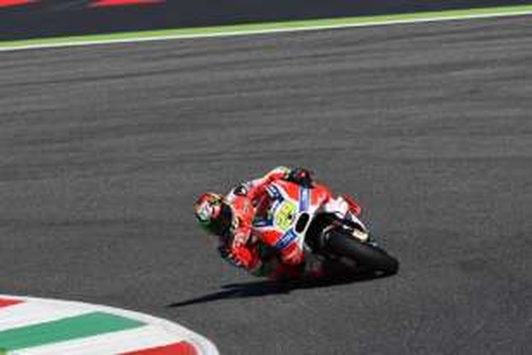 Pebalap Ducati asal Italia, Andrea Iannone, memacu motornya pada sesi latihan bebas ketiga GP Italia di Sirkuit Mugello, Sabtu (21/5/2016).