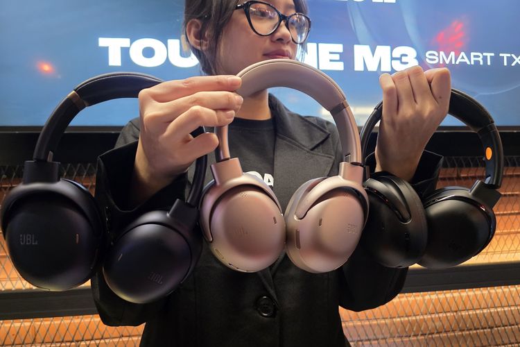 JBL Tour One M3 Smart Tx tersedia dalam pilihan warna Blue, Black, dan Latte (Champagne). Di Indonesia, harga JBL Tour One M3 Smart Tx adalah Rp 7.499.000.