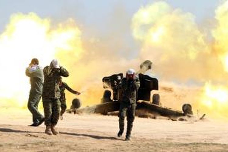 Pasukan milisi syiah yang mendukung militer Irak menembakkan meriam howitzer dari sebuah desa di dekat kota Tikrit. Militer Irak menggelar operasi besar untuk merebut kota yang kini diduduki ISIS itu.