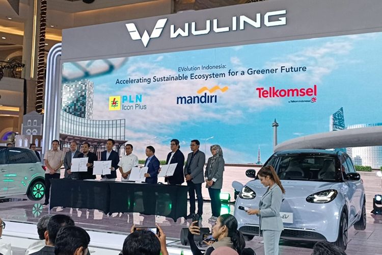 Penandatanganan MoU bertema Evolution Indonesia: Accelerating Sustainable Ecosystem for a Greener Future antara Wuling, PLN Icon, Telkomsel, dan Bank Mandiri pada peluncuran Wuling BinguoEv di Grand Atrium, Kota Kasablanka, Jakarta Selatan, Jumat (15/12/2023).