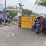Sopir Diduga Mengantuk, Mobil Box Ekspedisi Tabrak Tiang Listrik hingga Terguling di Bekasi