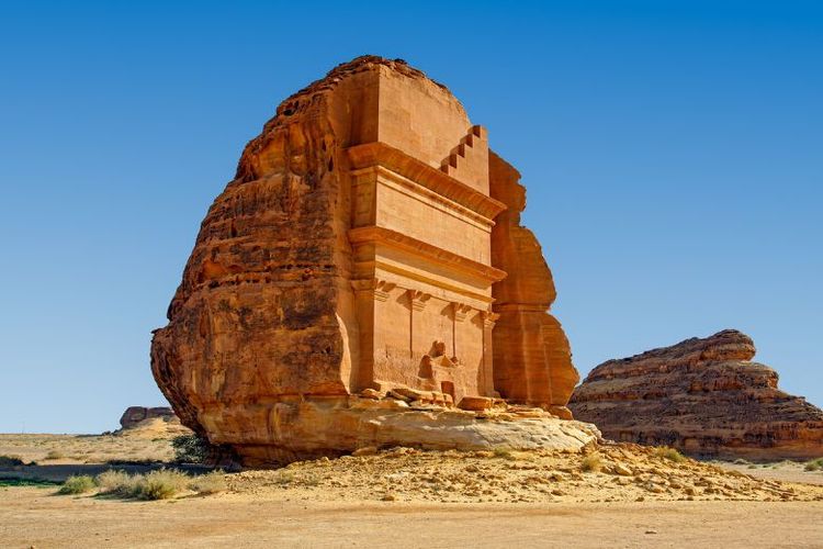 Hegra yang berlokasi di Kota Al Ula, Arab Saudi, memiliki 131 monumen makam yang bangunannya langsung dipahat di bukit berbatu. Makam-makam ini punya ukiran detail dan dekorasi khas yang mencerminkan kejayaan Nabatea. 