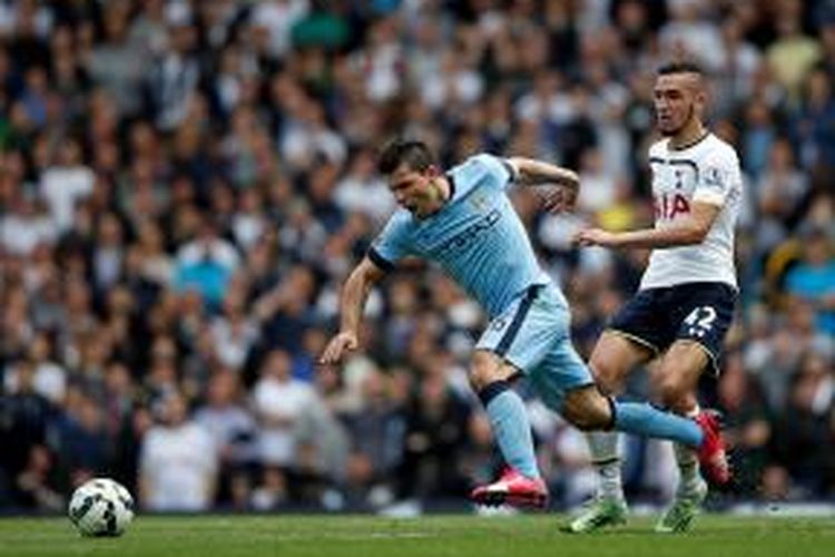 Striker Manchester City, Sergio Aguero, menghindari kejaran gelandang Tottenham Hotspur, Nabel Bentaleb, dalam laga di White Hart Lane, Minggu (3/5/2015).