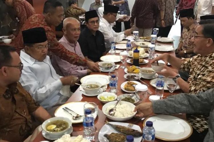 Wakil Presiden Jusuf Kalla terlihat santap siang dengan mantan Menteri Agraria dan Tata Ruang/Kepala Badan Pertanahan Nasional Ferry Mursyidan Baldan  dan mantan Menteri Energi dan Sumber Daya Mineral Sudirman Said di Kantin Istana Wapres, Jumat (27/1/2017).  