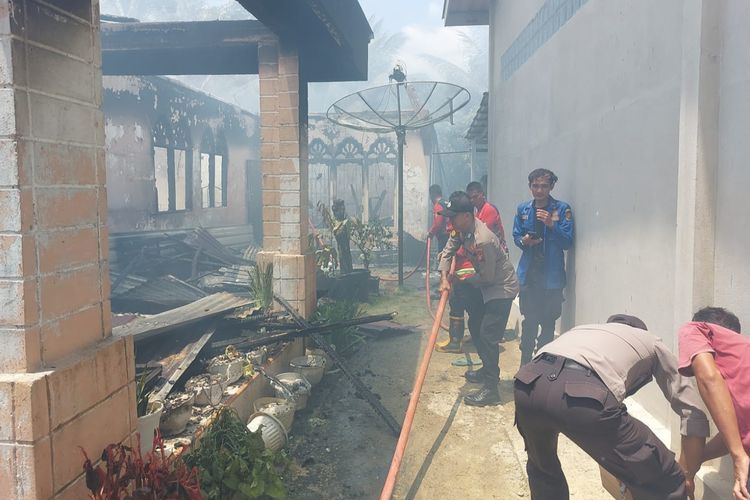 Petugas gabungan berjibaku memadamkan api kebakaran rumah di Desa Pulau Terap, Kecamatan Kuok, Kabupaten Kampar, Riau, Jumat (19/4/2024).
