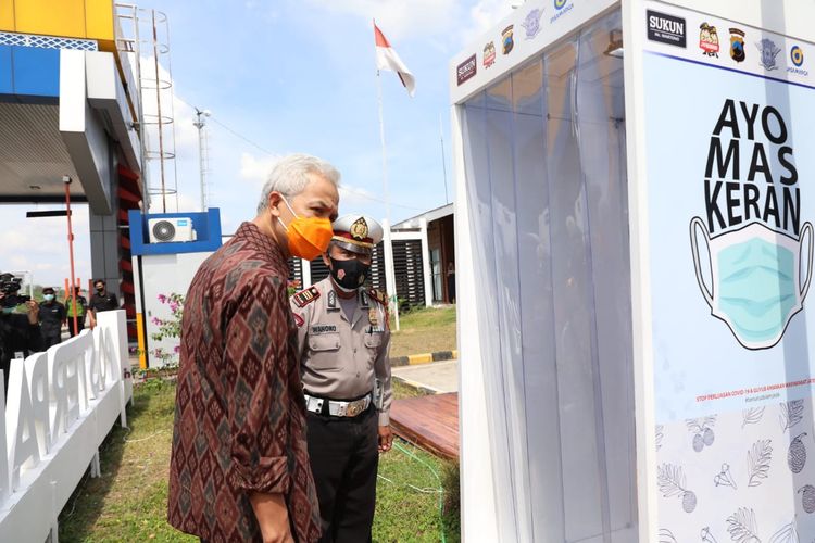 Kepala Pos Pam Kalikangkung, AKP Wahono saat mendampingi Gubernur Jawa Tengah Ganjar Pranowo di gerbang tol Kalikangkung, Semarang, Selasa (4/5/2021)