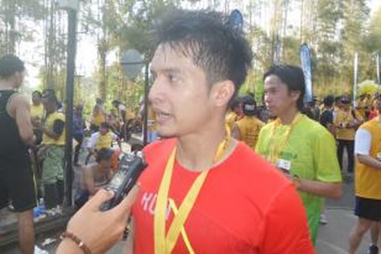 Pemain sinetron Indonesia, Dimas Seto, menjawab pertanyaan wartawan setelah menyelesaikan balapan half marathon di BII Maybank Bali Marathon 2015 di Bali Safari and Marine Park, Gianyar, Minggu (30/8/2015).