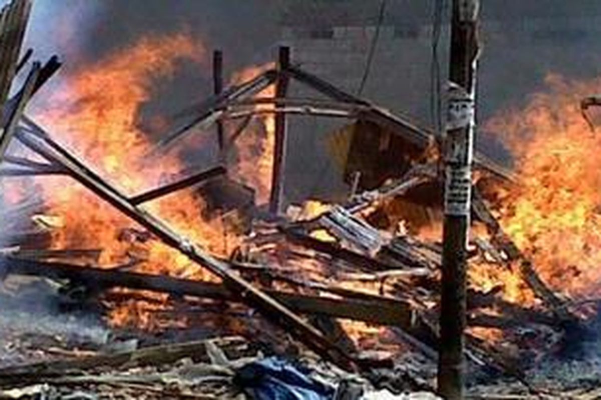 Kebakaran yang melanda kawasan RW 2 Pondok Bambu, Duren Sawit, Jakarta Timur, Selasa (21/8/2012).