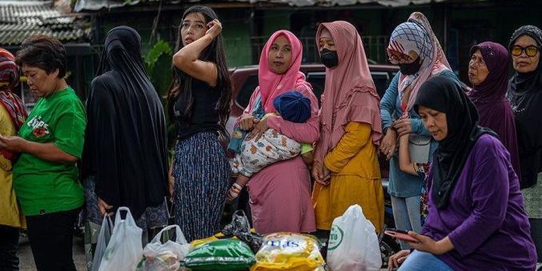 Warga antre untuk membeli beras medium saat operasi pasar murah di Taman Film, Bandung, Jawa Barat, Senin (19/2/2024).