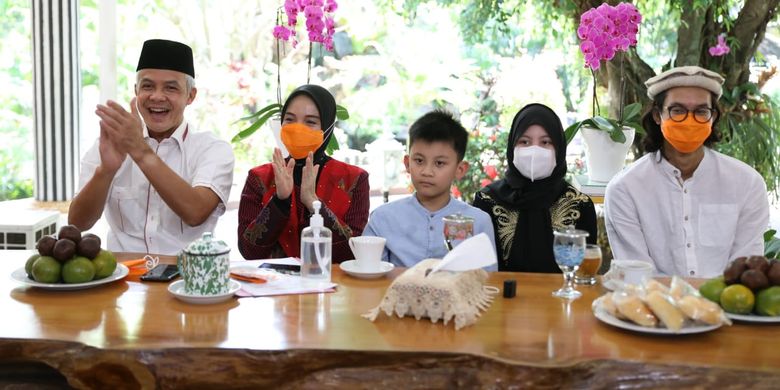 Gubernur Jawa Tengah Ganjar Pranowo menggelar open house virtual Idul Fitri 1442 H di rumah dinasnya, di Kota Semarang, Jawa Tengah, pada Kamis (13/5/2021).
