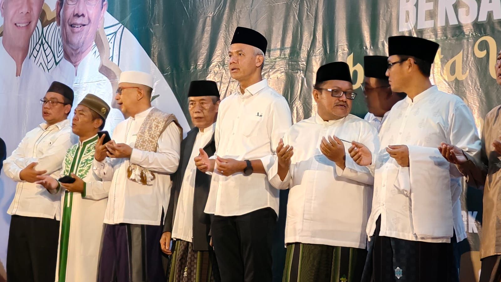 Silaturahmi ke Ponpes Nurul Huda di Bekasi, Ganjar Teken 