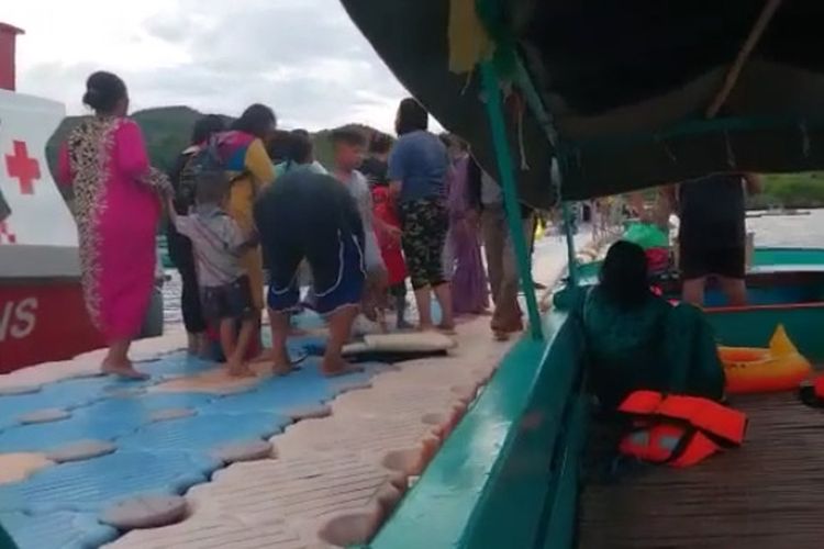 Pertolongan diberikan kepada para penumpang perahu terbalik di perairan Gili Timur, yang berada dalam wilayah Desa Sidogedungbatu, Kecamatan Sangkapura Bawean, Gresik, Minggu (5/6/2022).