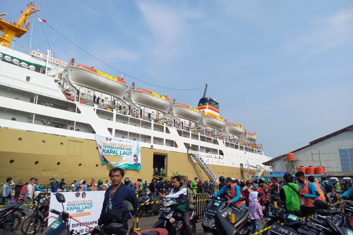 Para pemudik mengantre mengambil motor masing-masing yang diturunkan dari KM Dobonsolo di Pelabuhan Tanjung Emas Semarang, Selasa (14/4/2023).