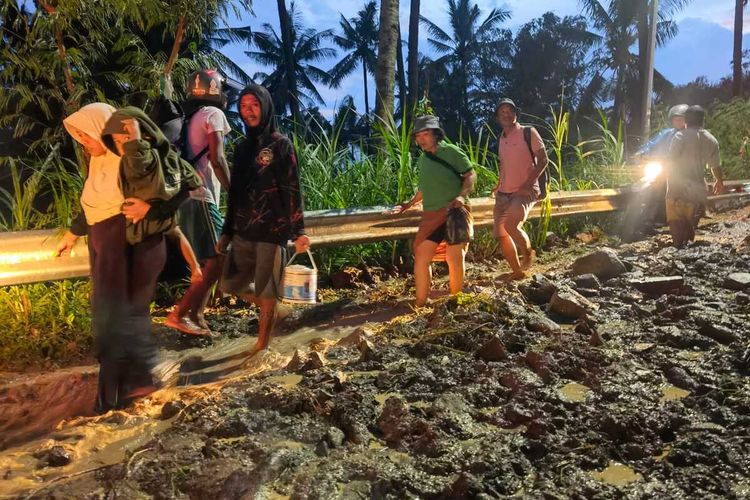 Banjir dan Longsor Landa Desa Malaka, Akses Jalan Senggigi - Pemenang Tertutup Lumpur