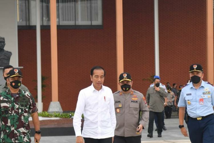 Presiden Joko Widodo saat akan berangkat menuju Provinsi Bangka Belitung untuk melakukan kunjungan kerja pada Kamis (20/10/2022).