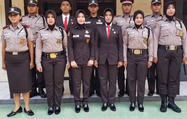 Seragam satpam yang terlihat seperti seragam polisi, baik dari warna coklat serta tanda kepangkatan.