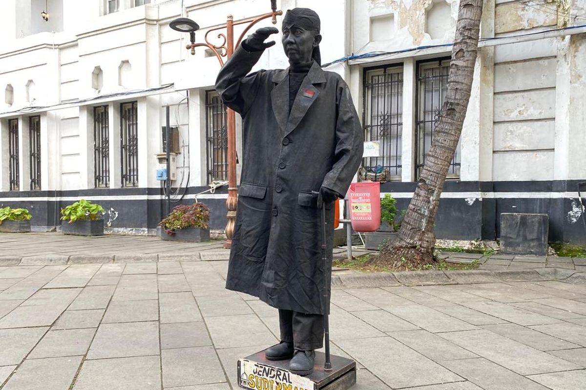 Mudi menjelma menjadi sosok Jenderal Sudirman di kawasan Kota Tua, Jakarta Barat, Sabtu (1/7/2023). 