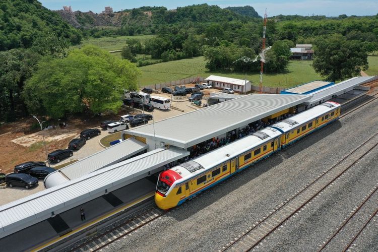 Naik kereta api di Sulawesi Selatan (Sulsel), penumpang langsung menikmati wisata alam sepanjang perjalanan di Kabupaten Maros, Pangkep, dan Barru. 