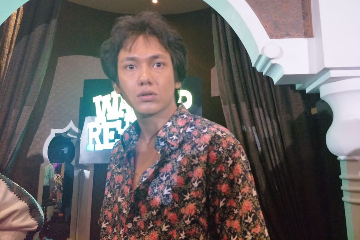 Adipati Dolken saat jumpa pers Perkenalan Pemain Baru Warkop DKI Reborn di kawasan Menteng, Jakarta Pusat, Jumat (15/3/2019).