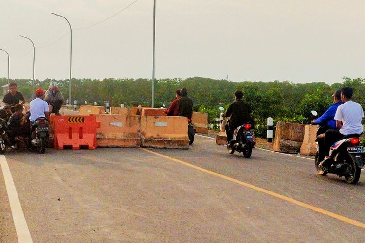 Ruas Jalingkut Tegal-Brebss Jawa Tengah yang belum dioperasionalkan karena larangan mudik dimanfaatkan warga sekitar untuk mengabiskan waktu ngabuburit, Senin (10/5/2021). 