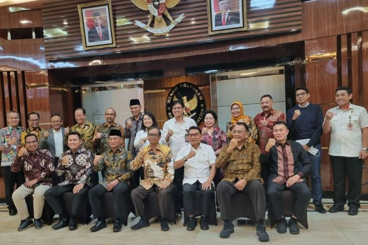 Menko Polhukam Mahfud Md bersama Menko PMK Muhadjir Effendy, Kepala Staf Kepresidenan Indonesia Moeldoko, dan Tim PPHAM di Kemenko Polhukam, Jakarta, Kamis (29/12/2022).