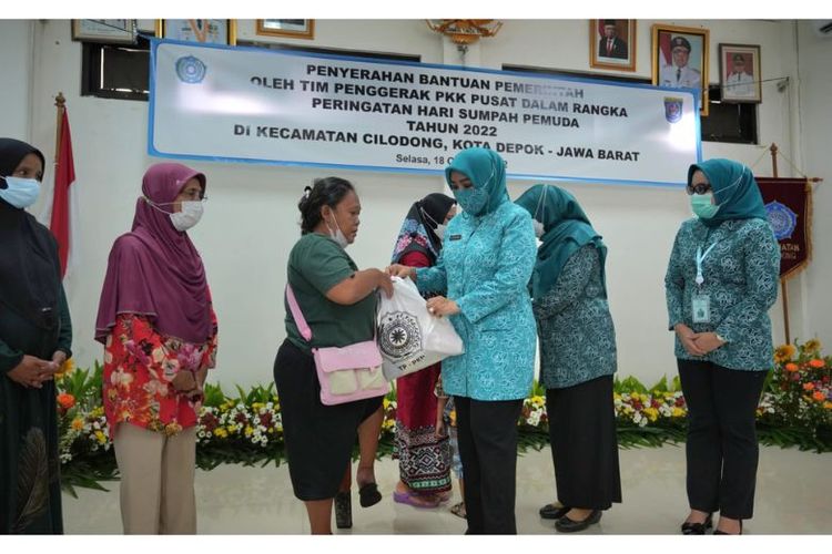 Pembagian bantuan dari pemerintah oleh Tim Penggerak Pemberdayaan Kesejahteraan Keluarga (TP-PKK) di Kecamatan Cilodong, Depok, Jawa Barat.