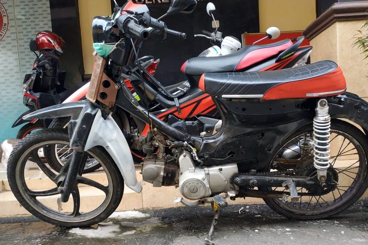 (ILUSTRASI) Motor hasil curian diamankan di Mapolres Jombang Jawa Timur. Pada Minggu (31/3/2019), Polisi meringkus komplotan pencuri motor beranggotakan 4 bocah berusia belasan tahun. Komplotan tersebut sudah beraksi sejak Oktober 2018.
