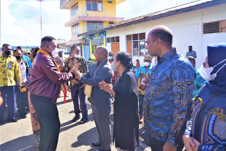 Dominggus Mandacan dan Mohamad Lakotani didampingi para istri menyambut kehadiran Paulus Waterpauw di Bandara Rendani Manokwari
