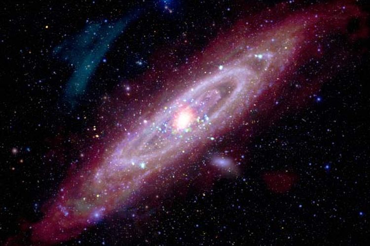 Citra gabungan baru galaksi Andromeda ini mencakup sinar-X dari Chandra dan XMM-Newton (diwakili dalam warna merah, hijau, dan biru); data ultraviolet dari GALEX (biru); data optik dari astrofotografer yang menggunakan teleskop berbasis darat (Jakob Sahner dan Tarun Kottary); data inframerah dari Spitzer, Satelit Astronomi Inframerah, COBE, Planck, dan Herschel (merah, jingga, dan ungu); dan data radio dari Teleskop Radio Sintesis Westerbork (merah-jingga). 