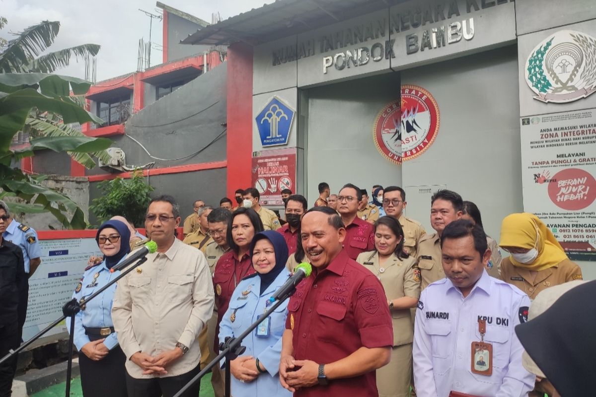 Penjabat (Pj) Gubernur DKI Jakarta, Heru Budi Hartono (kiri) dan Kepala Kantor Wilayah Kementerian Hukum dan HAM DKI Jakarta Ibnu Chuldun (kanan) saat di Lapas Pondok Bambu, Jakarta Timur, Senin (27/2/2023).