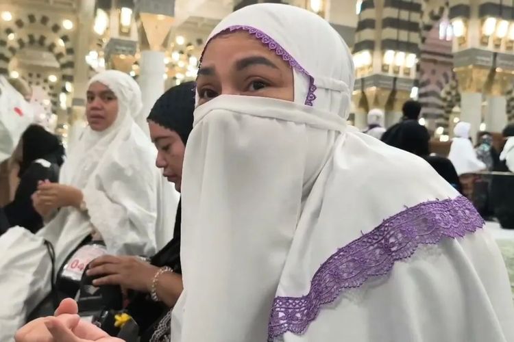 Kisah Haru Maimunah, Jemaah Haji Asal Medan yang Gantikan Ibunya Berangkat Haji ke Tanah Suci
