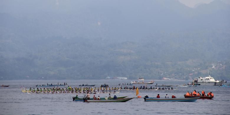 Peserta lomba perahu belang sedang beradu cepat di Teluk Ambon, Maluku, Senin (28/9/2015). Lomba perahu belang ini dalam rangka meramaikan Pesta Teluk Ambon 2015.