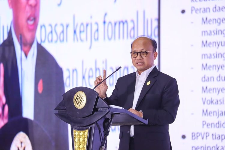 Sekretaris Jenderal Kementerian Ketenagakerjaan Anwar Sanusi mengungkapkan bahwa hingga H+1 Lebaran, pihaknya telah menerima 2.303 aduan terkait tunjangan hari raya (THR). 