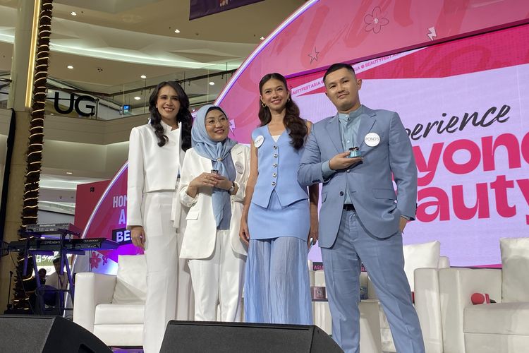 Dr. Anesia Tania, dr. Telisiah Utami Putri, Yuki Kato, dan Esa Mahira pada acara ?POND?S Biome Lab? di Mall Kota Kasablanka, Jakarta Selatan, Sabtu (7/6/2025).