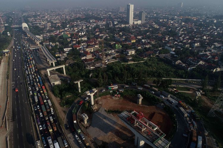 Kondisi lalu lintas di Simpang Susun (SS) Cikunir, Bekasi, Jawa Barat, Rabu (22/5/2019). SS Cikunir yang menjadi penghubung antara Jalan Tol Lingkar Luar Jakarta dan Jalan Tol Jakarta-Cikampek merupakan salah satu titik rawan macet menjelang mudik Lebaran 2019.