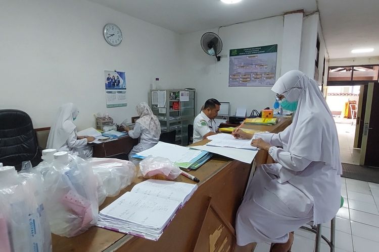Petugas sedang mendata pasien DBD di RSUD DR. Moh. Anwar Sumenep