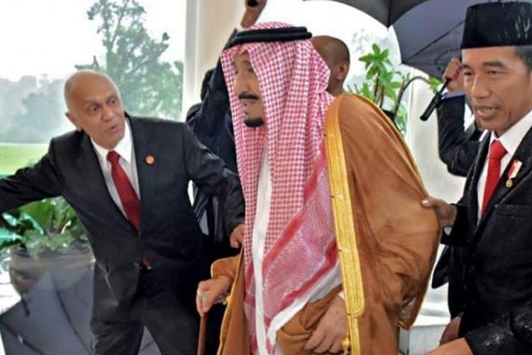 Presiden Joko Widodo tampak basah terkena hujan saat menyambut kedatangan Raja Arab Saudi Salman bin Abdulaziz al-Saud di Istana Bogor.