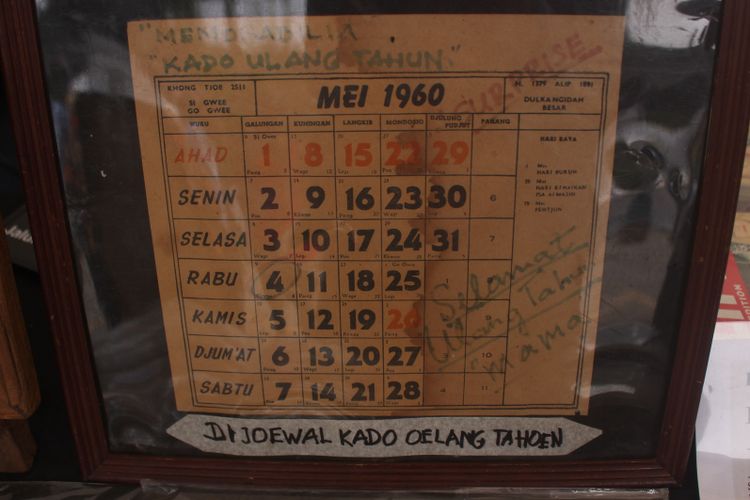 Koleksi kalender bulan Mei tahun 1960 di stand Batavia Books, zona Kaka, Asian Festival, Gelora Bung Karno.