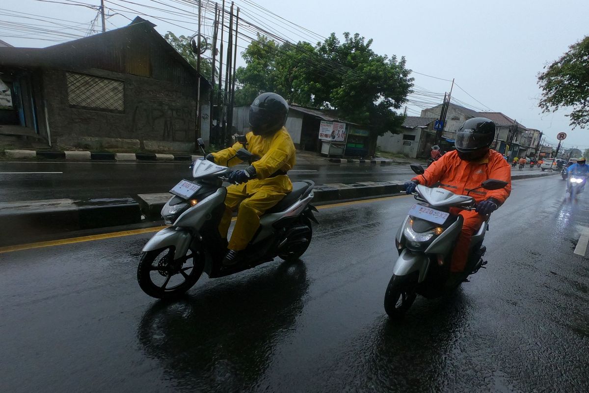 Ilustrasi pemotor berkendara saat hujan