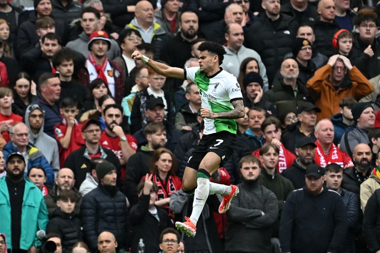 Gelandang Liverpool Luis Diaz merayakan gol setelah mencetak gol pembuka di depan para penggemar Man United pada laga Liga Inggris antara Man United vs Liverpool di Old Trafford di Manchester, Inggris, pada 7 April 2024.