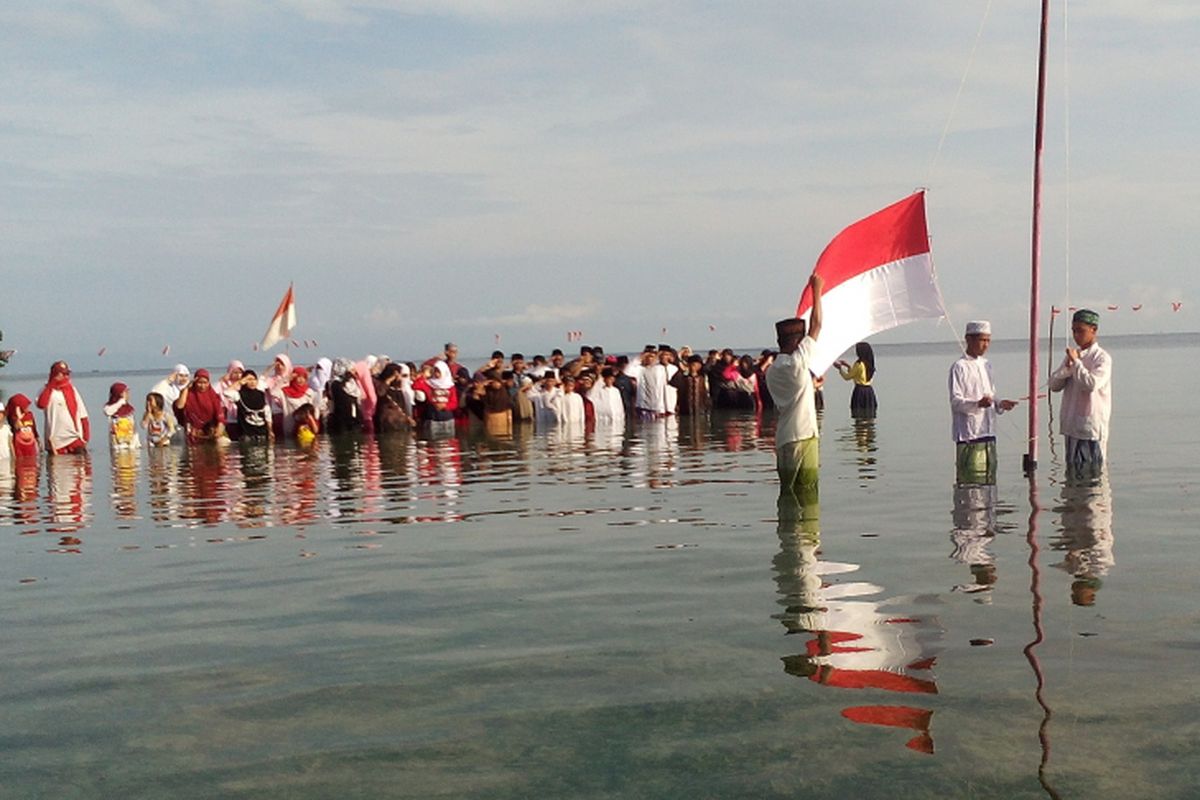 Suasana upacara bendera puluhan santri di laut Kamis (17/8/2017)