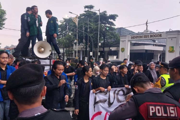 BEM Se-Bogor Raya Demo di Depan Istana Kepresidenan, Bawa 4 Tuntutan