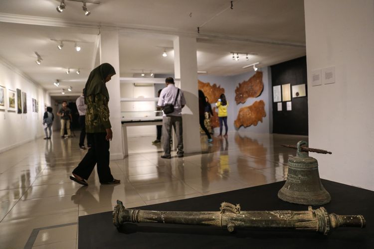 Bel kebun dan meriam yang digunakan pada masa penjajahan Belanda di Banda dipamerkan dalam Pameran bertema Banda, Warisan untuk Indonesia di Galeri Nasional, Jakarta, Sabtu (23/9/2017). Pameran ini dalam rangka memperingati 350 tahun Perjanjian Breda dan dilaksanakan pada 20 September - 4 Oktober 2017.